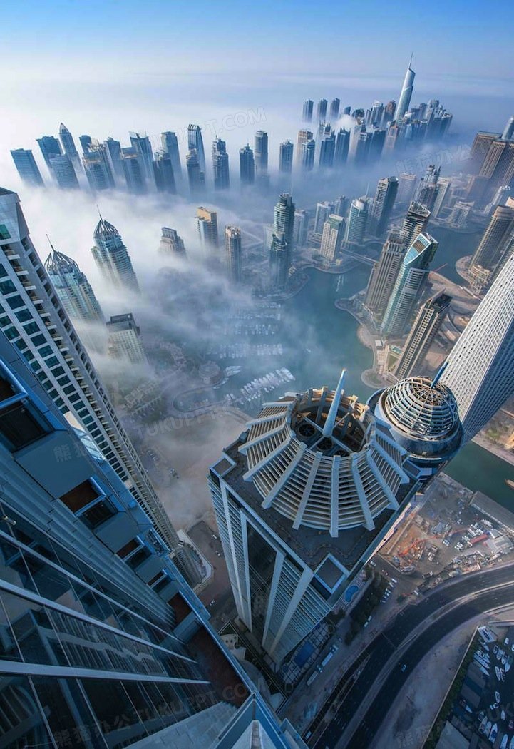 雨雾缭绕的高楼大厦