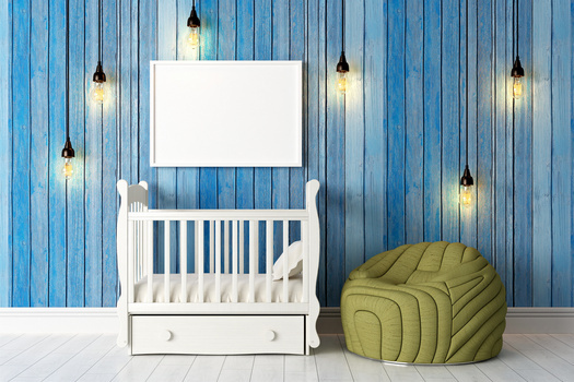 婴儿床与蓝色的木板墙