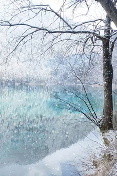 创意摄影图合成冬季下雪湖面结冰背景