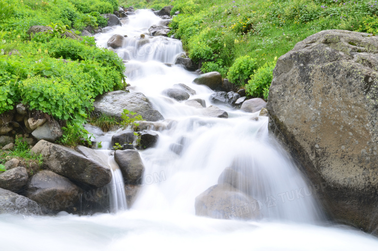 小何溪水潺潺流动实拍