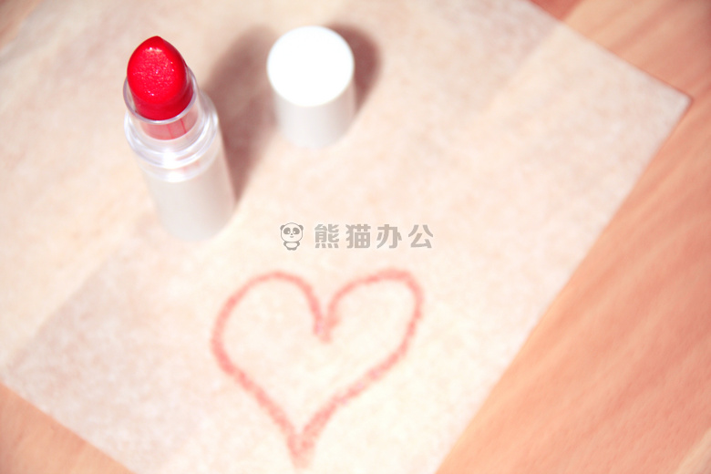 美女 心 口红