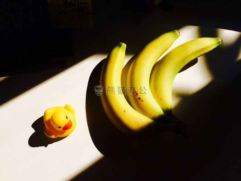 香蕉 对比 黑暗的
