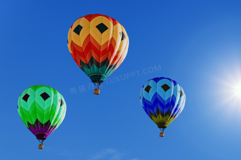 天空彩色热气球降落图片