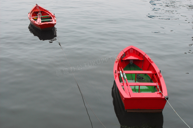 湖面红色小船只图片