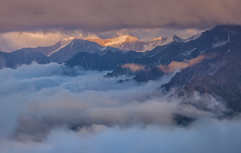 云海与连绵的雪山风光摄影高清图片