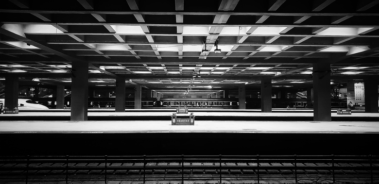 宽敞明亮的火车站空间黑白摄影图片