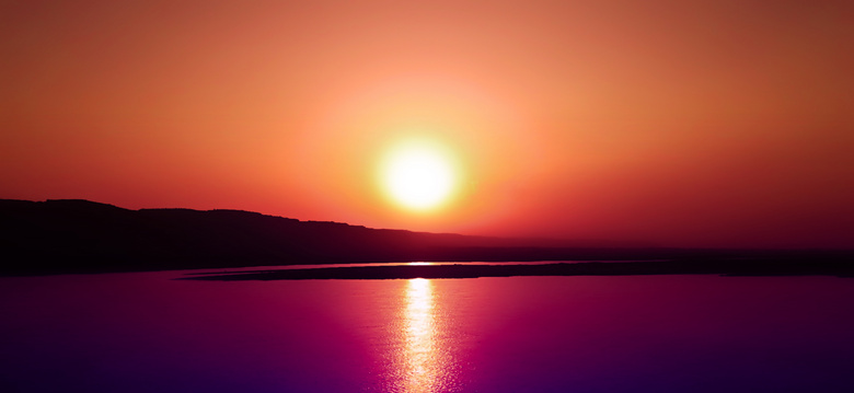 平静湖面与快要落山的夕阳高清图片
