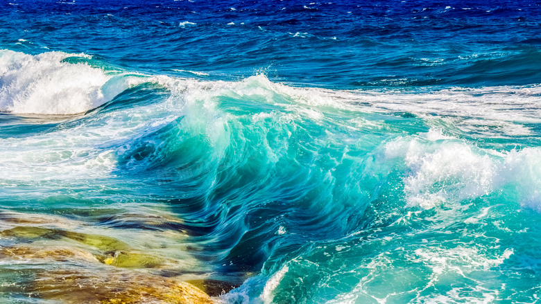 大海中波涛汹涌的海浪摄影图片