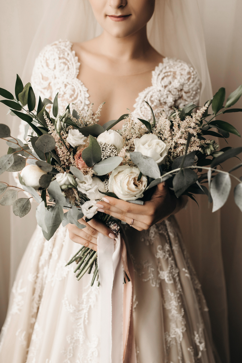 怀里抱着一束花的新娘特写高清图片