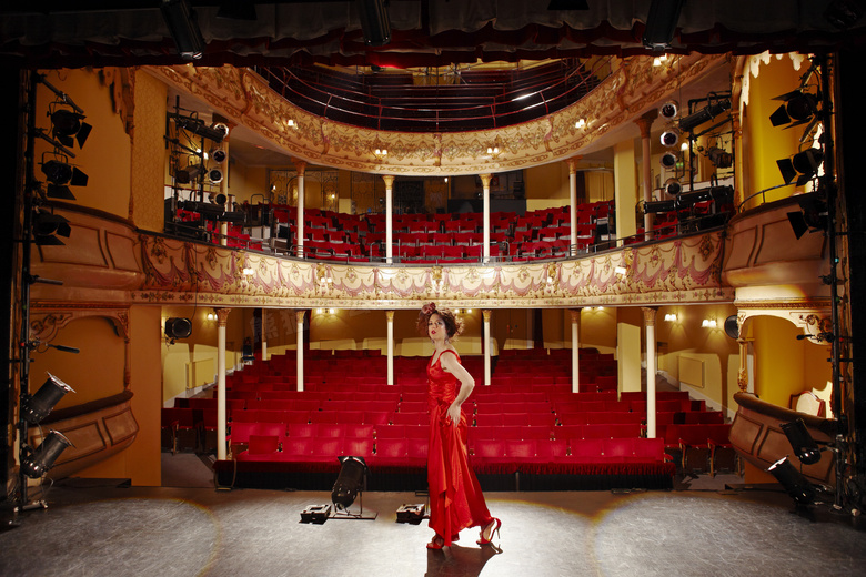 剧院内景红裙美女人物摄影高清图片