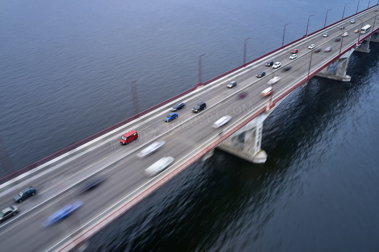跨海公路桥之上的繁忙交通摄影图片