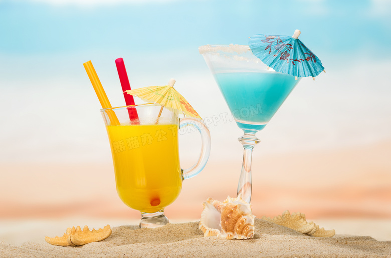 沙滩上的果汁与鸡尾酒特写高清图片