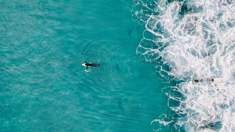 海面上的冲浪人物航拍视角高清图片