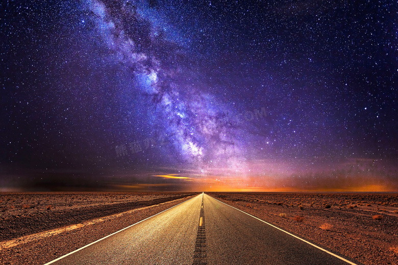璀璨星空下的沙漠公路摄影高清图片