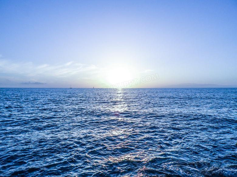 蓝天阳光与无风浪大海摄影高清图片