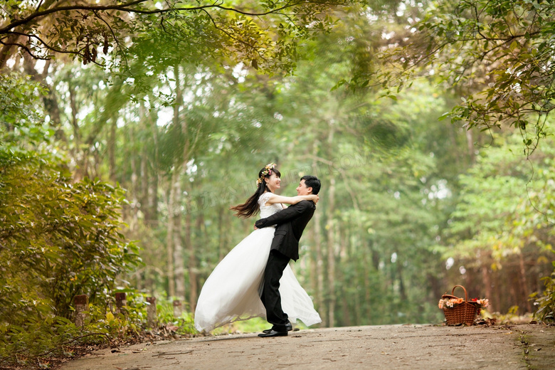 拍摄婚纱照的情侣人物摄影高清图片