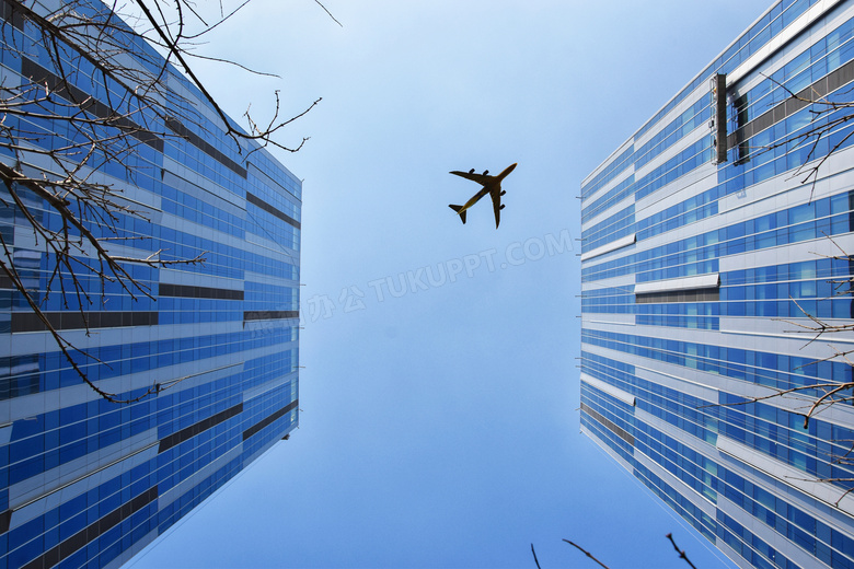飞机与蓝色幕墙的建筑摄影高清图片