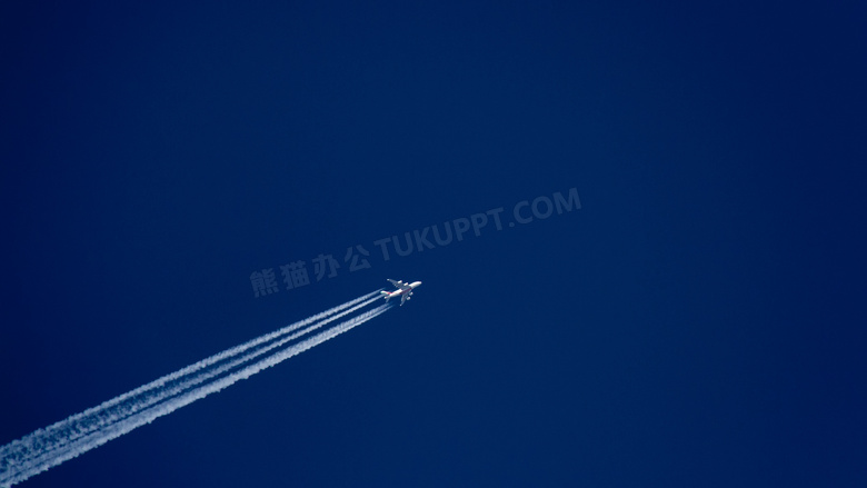 深邃蓝色天空民航飞机摄影高清图片