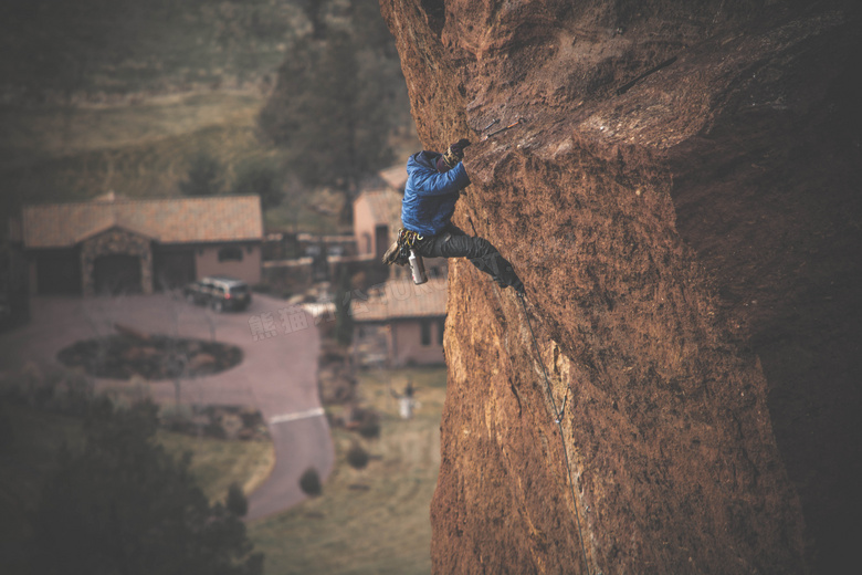 在向上攀岩的运动人物摄影高清图片