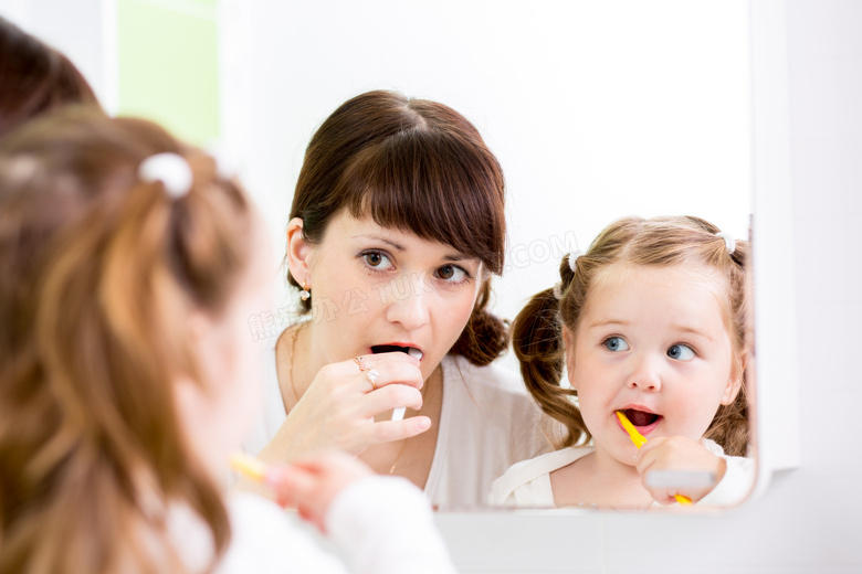 镜子中刷牙的母女人物摄影高清图片