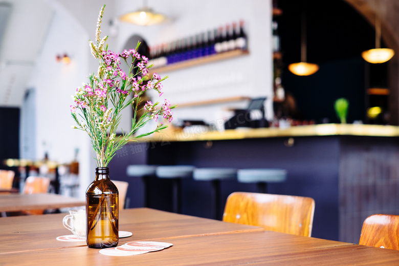餐厅桌面上的鲜花装饰摄影高清图片