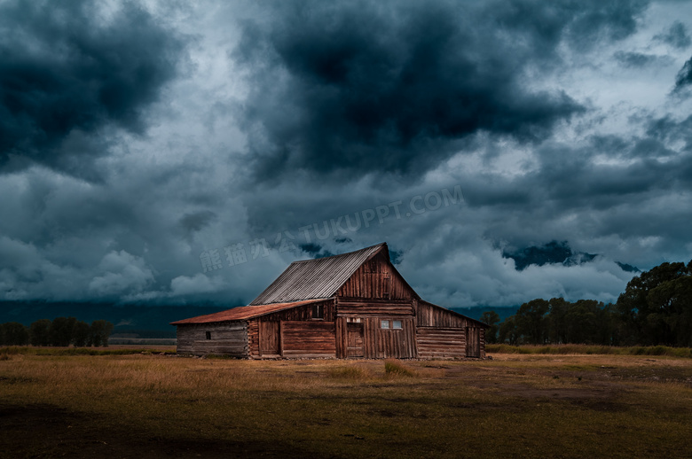 郊外黑云下的木质房子摄影高清图片