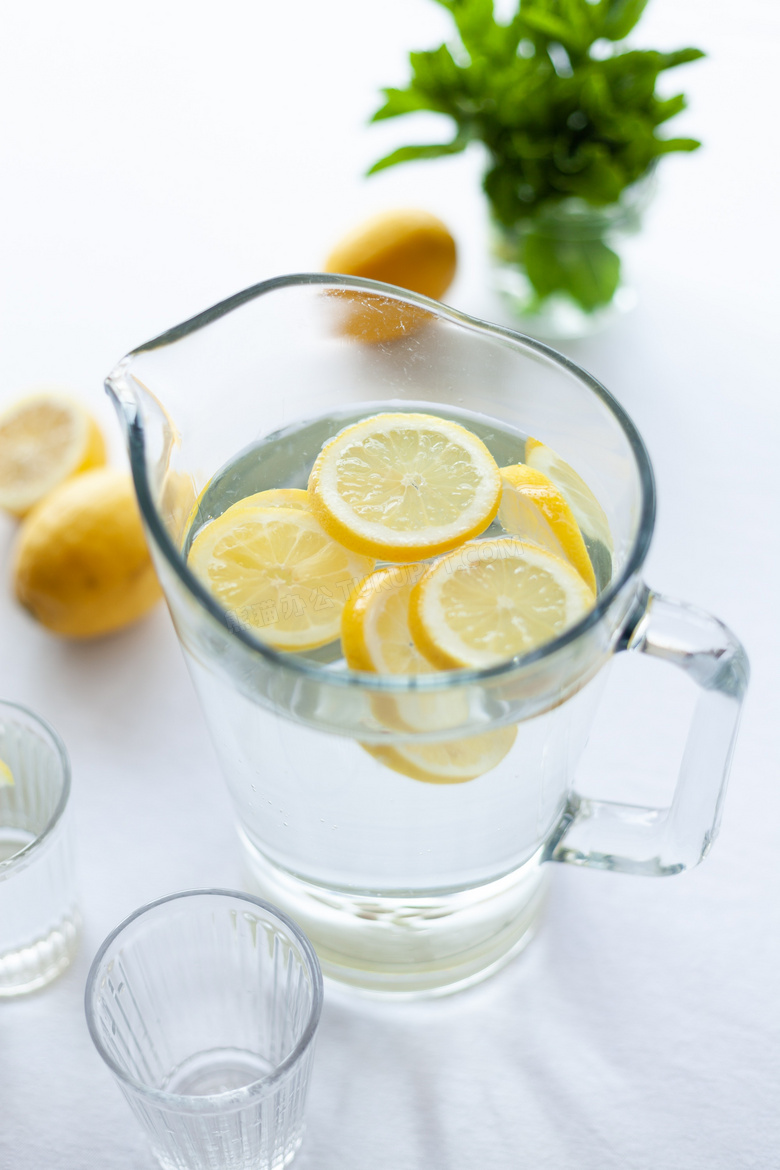 玻璃杯里泡着的柠檬水摄影高清图片