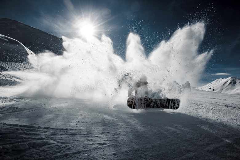 滑雪时溅起的飞雪逆光摄影高清图片