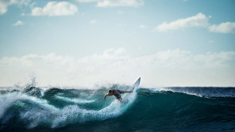 浪尖上冲浪的运动人物摄影高清图片