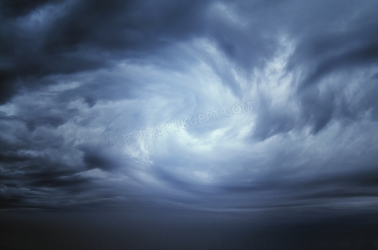 天空中产生旋涡的云彩摄影高清图片