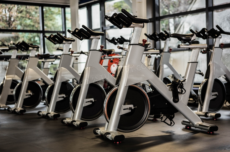 健身房的动感单车器械摄影高清图片