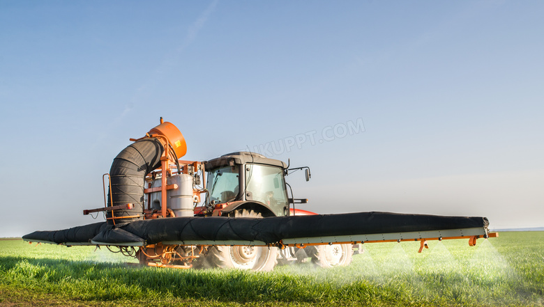 规模化喷农药的拖拉机摄影高清图片