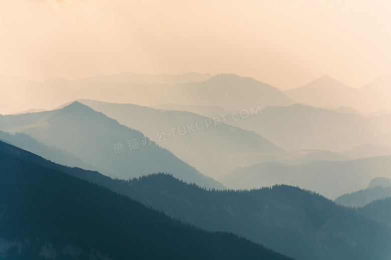 清晨山顶美丽的晨雾摄影图片