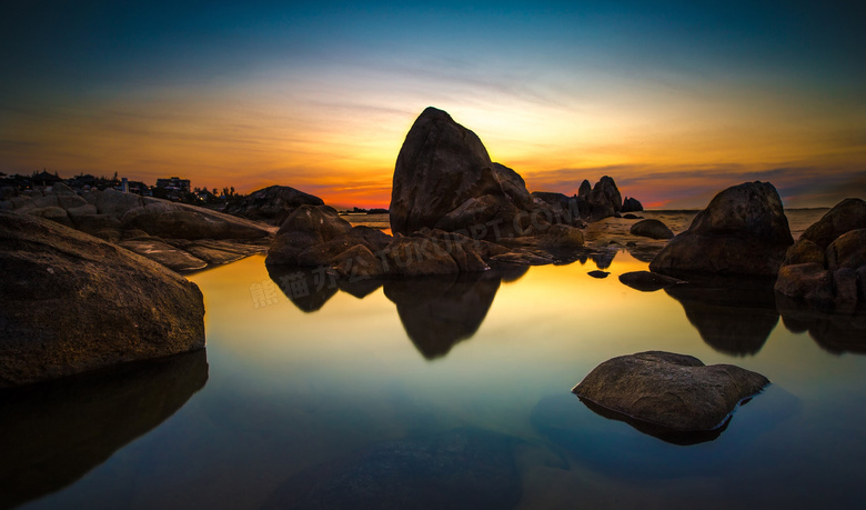 海边岩石夕阳景色摄影图片