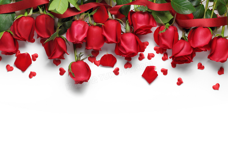 玫瑰花瓣与红色的桃心创意高清图片