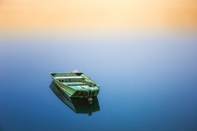 平静水面上的一艘小船摄影高清图片