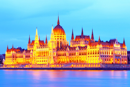 金碧辉煌布达佩斯议会大厦高清图片