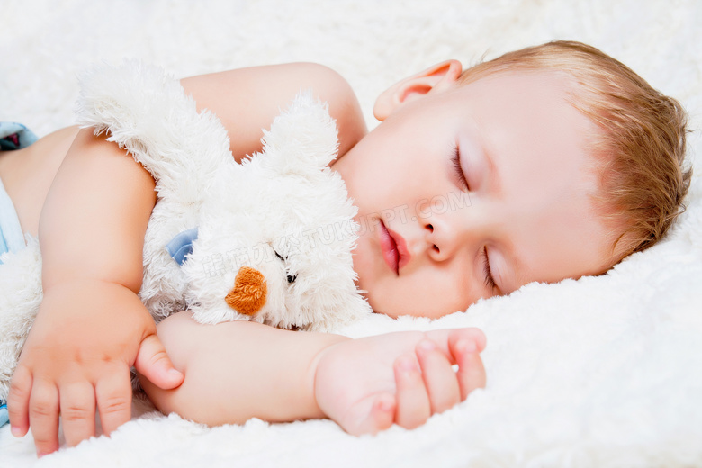 抱着玩具熊睡着的宝宝摄影高清图片