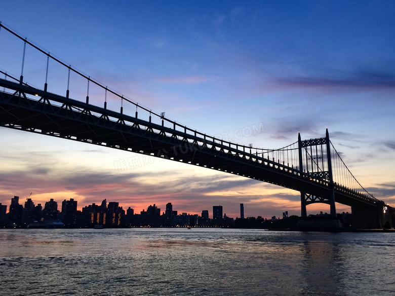 黄昏建筑群与布鲁克林大桥高清图片