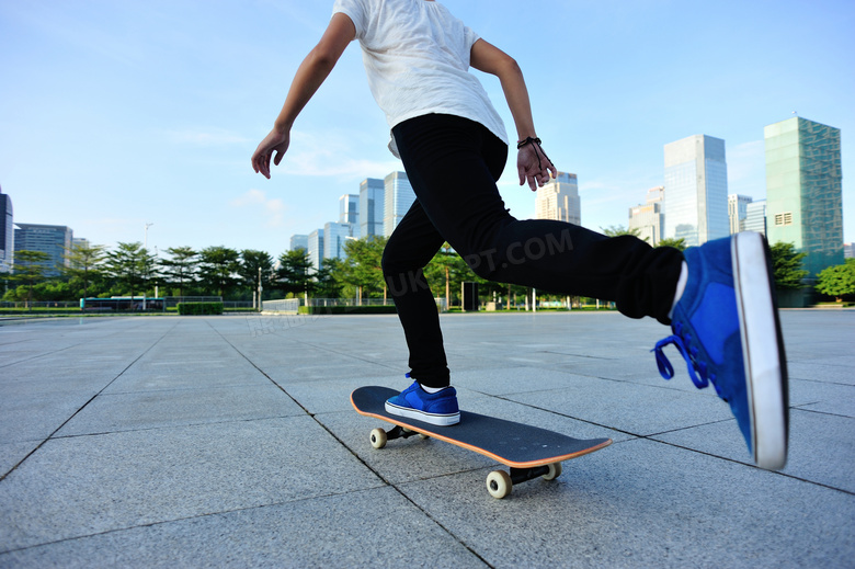 城市广场上的滑板人物摄影高清图片