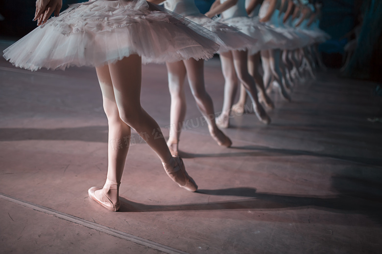 站一排跳舞的芭蕾舞者摄影高清图片