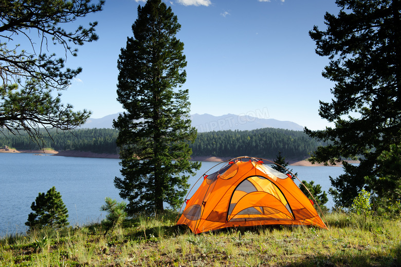 在湖边草地上支起的小帐篷高清图片