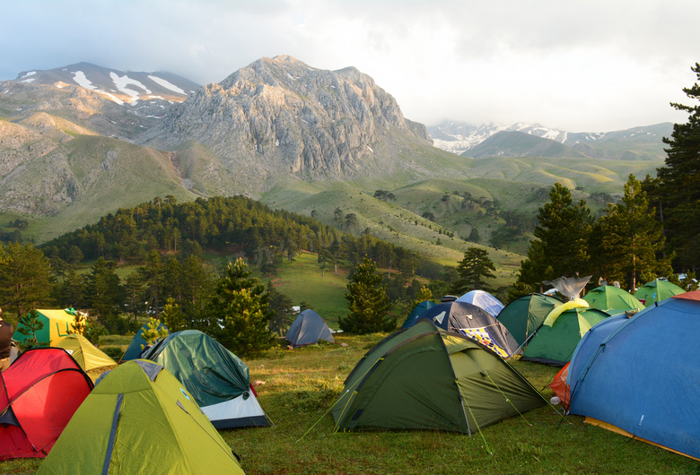 山坡上野外露营的帐篷摄影高清图片