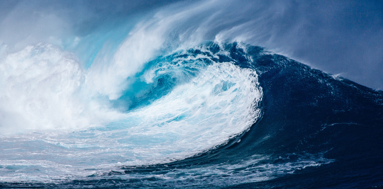 在海面上翻腾起的大浪摄影高清图片