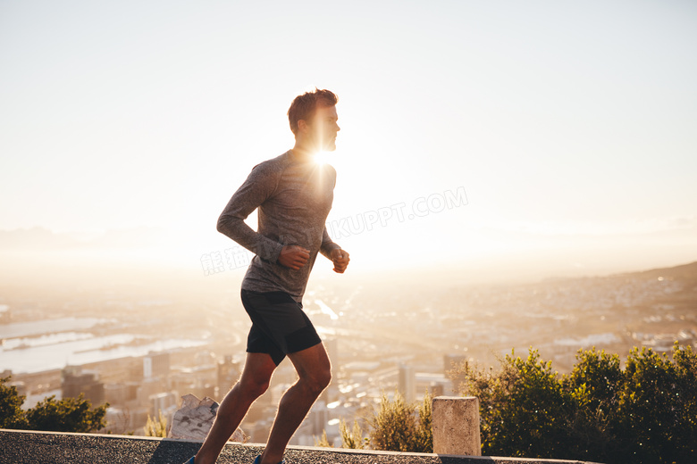 耀眼阳光下跑步的男人摄影高清图片