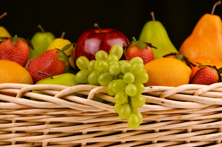 篮子里的苹果与葡萄等水果高清图片