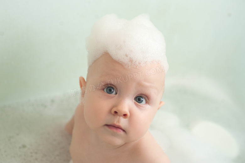 头上抹上泡泡的小宝宝摄影高清图片