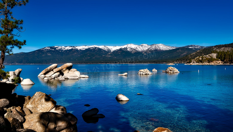 蓝天山石与平静的水面摄影高清图片