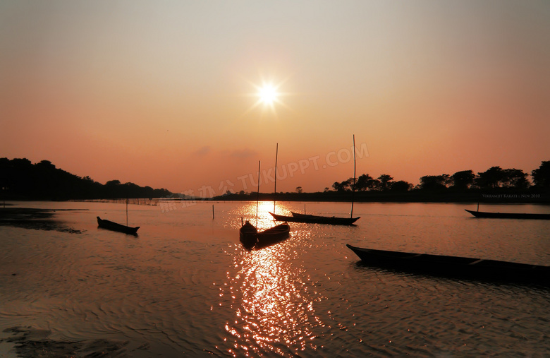 日落时分湖面上的船只摄影高清图片