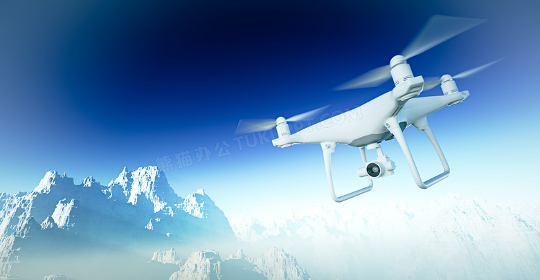 飞向雪山的无人机特写摄影高清图片